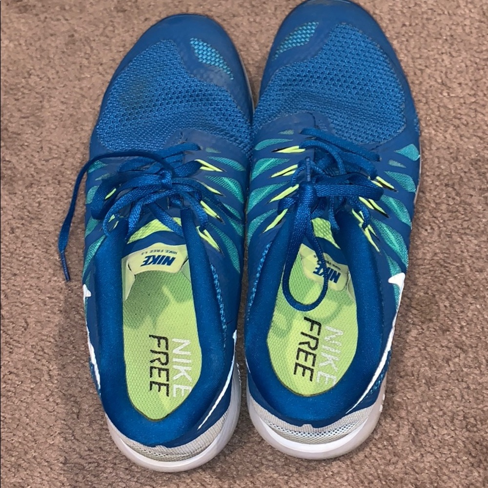 Tennis shoes